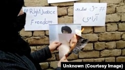 اعتراض یک زن افغان در برابر محدودیت‌های حکومت طالبان بر زنان در افغانستان