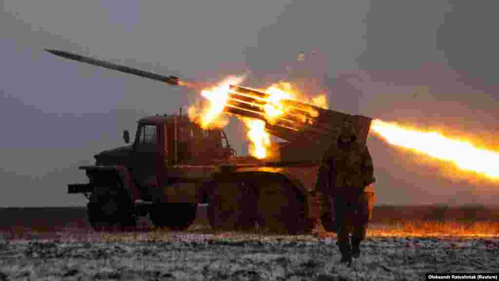 Украински войници обстрелват с ракетен комплекс БМ-21 Град&nbsp;руските позиции на фронтовата линия край град Бахмут на 15 януари. В коментар, излъчен същия ден, руският президент Владимир Путин обяви победа в Соледар, като заяви: &quot;Има положителна динамика (в боевете). Всичко се развива по план&quot;. Киев отрече твърдението, като заяви, че тежките боеве продължават.