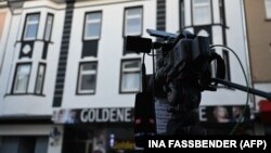 Kamera novinarske ekipe ispred kuće u Kastrop-Raukselu u kojoj je policija uhapsila 32-godišnjeg Iranca pod sumnjom da je planirao hemijski napad, 8. januar 2023.