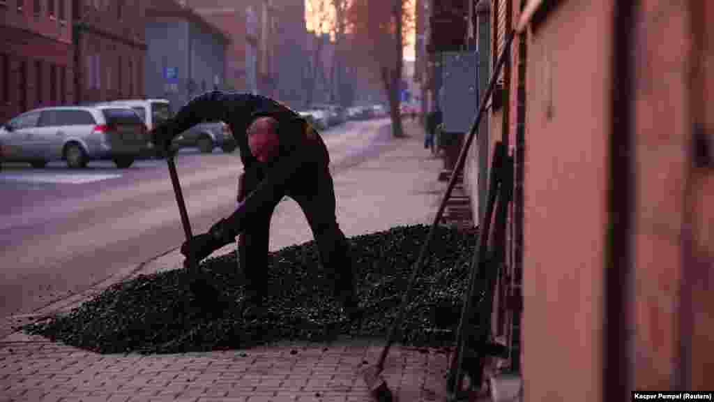 Egy férfi szenet lapátol Lengyelországban.&nbsp;Piotr Kleczkowski, környezetvédelmi szakértő, a krakkói AGH Egyetem professzora a Reutersnek elmondta, hogy országában ezen a télen valószínűleg több ezren halnak majd meg csak a légszennyezés miatt. Egyes lengyel régiók átmenetileg enyhítették a fűtőanyagokra vonatkozó szabályokat &nbsp;