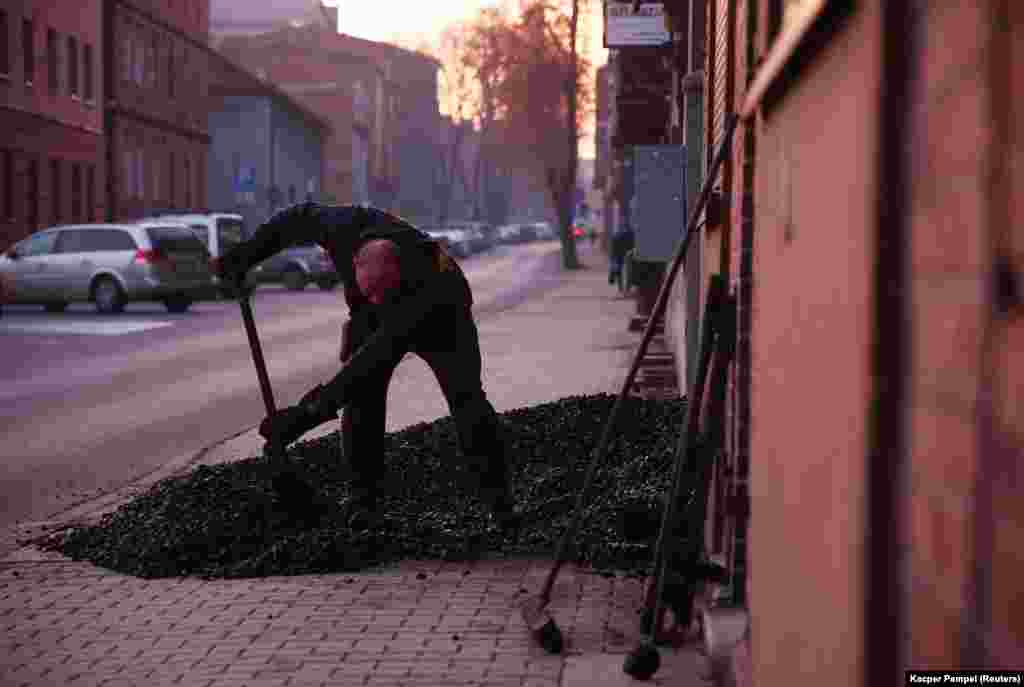 Човек фрла јаглен со лопати во подрумот на куќа во Пиекари Слаские, Полска, на 27 октомври. Пјотр Клечковски, експерт за заштита на животната средина и професор на Краковскиот универзитет АГХ, изјави за Ројтерс дека околу 1.500 Полјаци најверојатно ќе умрат прерано оваа зима поради привремено олабавување на правилата за методите на греење во некои полски региони како одговор на енергетската криза.