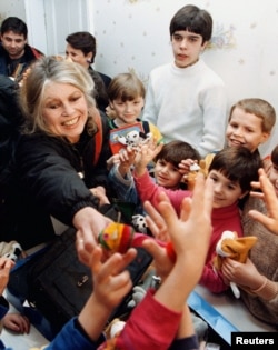 بریژیت باردو در «مرکز کودکان گاوروش» پاریس