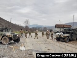 Sa druge strane graničnog prelaza, na Kosovu, prisutan je KFOR