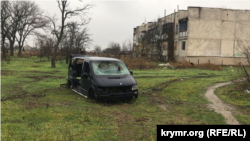 Снигиревка, Николаевская область. Район многоэтажек, уничтоженный микроавтобус. Ноябрь 2022 года