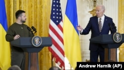 Президент Украины Владимир Зеленский (слева) и президент США Джо Байден на пресс-конференции в Белом доме. Вашингтон, 21 декабря 2022 года