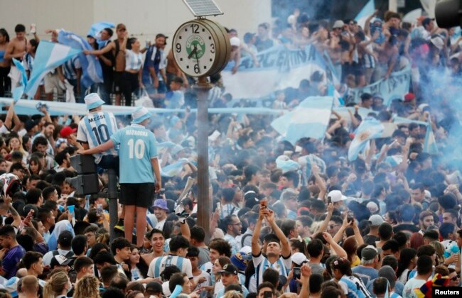 Festa e tifozëve argjentinas pas fitores ndaj Kroacisë.