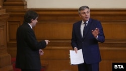Председателят на ДПС Мустафа Карадайъ (вдясно) спори в парламента с депутата от ДБ Божидар Божанов.