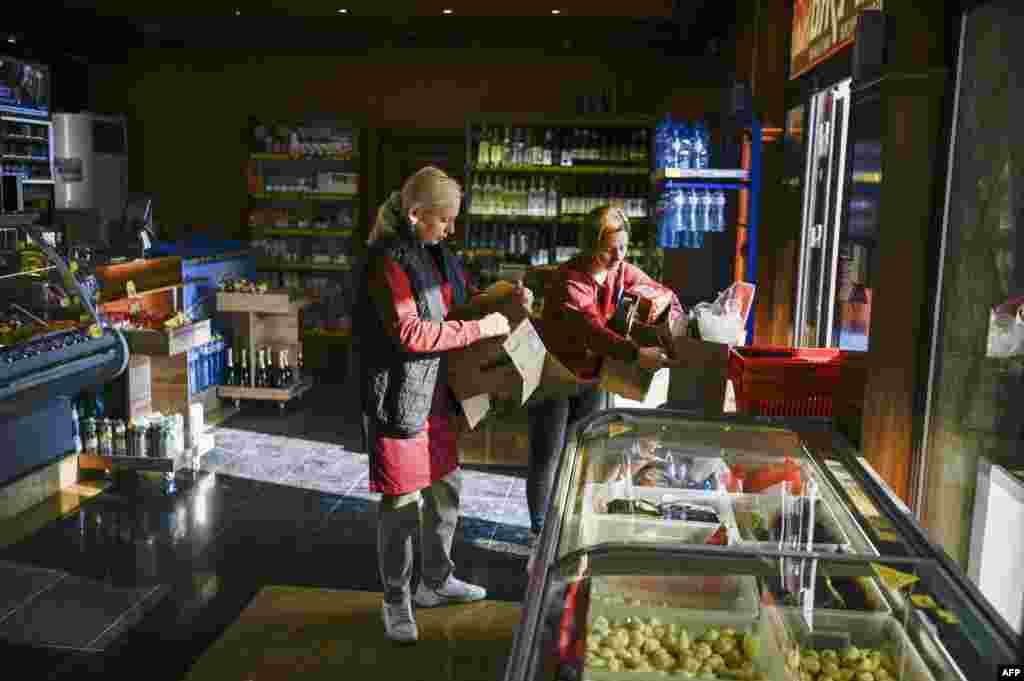Az ukrán Anna Laso és Okszana Surdova dolgozik egy orosz befektető által üzemeltetett áruházban a Fekete-tenger parti Várnában