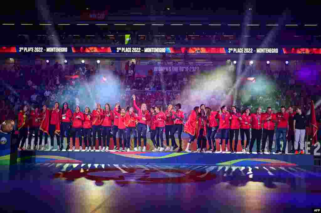 Crnogorske rukometašice slave veliku pobjedu i osvajanje bronze u areni &quot;Stožice&quot;, u Ljubljani. Prije toga osvojile su srebro na Olimpijadi u Londonu 2012. i iste godine zlato na Evropskom šampionatu u Srbiji.&nbsp; &nbsp; &nbsp; &nbsp; &nbsp; &nbsp; &nbsp; &nbsp; &nbsp; &nbsp; &nbsp; &nbsp; &nbsp; &nbsp; &nbsp; &nbsp; &nbsp; &nbsp; &nbsp; &nbsp; &nbsp; &nbsp; &nbsp; &nbsp; &nbsp; &nbsp; &nbsp; &nbsp; &nbsp; &nbsp; &nbsp; &nbsp; &nbsp; &nbsp; &nbsp; &nbsp; &nbsp; &nbsp; &nbsp; &nbsp; &nbsp; &nbsp; &nbsp; &nbsp; &nbsp; &nbsp; &nbsp; &nbsp; &nbsp; &nbsp; &nbsp; &nbsp; &nbsp; &nbsp; &nbsp; &nbsp; &nbsp; &nbsp; &nbsp; &nbsp; &nbsp; &nbsp; &nbsp; &nbsp; &nbsp; &nbsp; &nbsp; &nbsp; &nbsp;Arena Stožice, Ljubljana, 20.11.2022. 