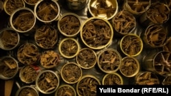 Trench candles made by Ukrainian refugees in the Czech capital, Prague, on January 10. Tins stuffed with cardboard and paraffin wax were sent to Ukrainian troops at the front. (Yulia Bondar, RFE/RL's Ukrainian Service)