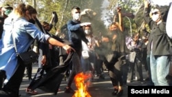 Pamje nga një protestë në Iran, pas vdekjes së Mahsa Amini, sa ishte në mbajtje policore.