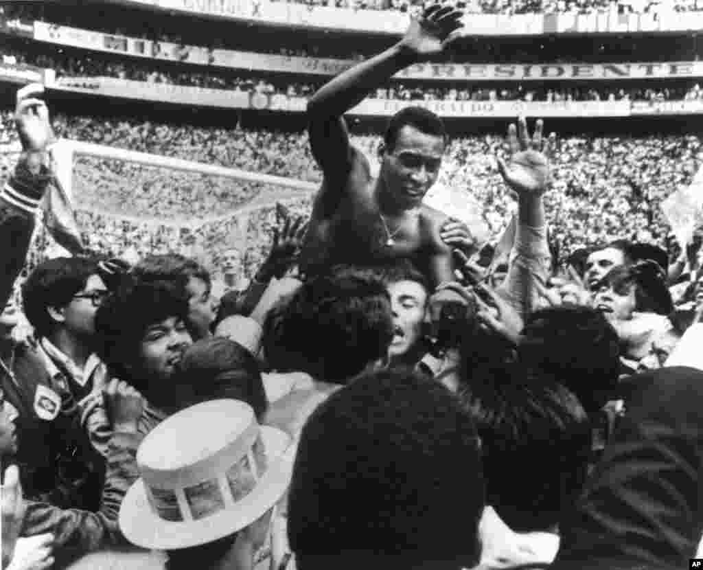 În 1970 a participat la ultimul său turneu. A făcut echipă cu tinerele vedete Jairzinho și Rivelino pentru a cuceri al treilea titlu al Braziliei. Pelé și-a încheiat cariera la Cupa Mondială cu 12 goluri marcate în 14 meciuri. 📸 Suporterii se înghesuie pe terenul de pe stadionul Azteca din Mexico City pentru a-l ridica pe umeri pe brazilianul Pelé după ce Brazilia a învins Italia cu 4-1 și a câștigat titlul la Cupa Mondială, 21 iunie 1970. Pelé a marcat un gol și a dat alte două pase de gol pentru a conduce Brazilia la victorie. (Foto AP)