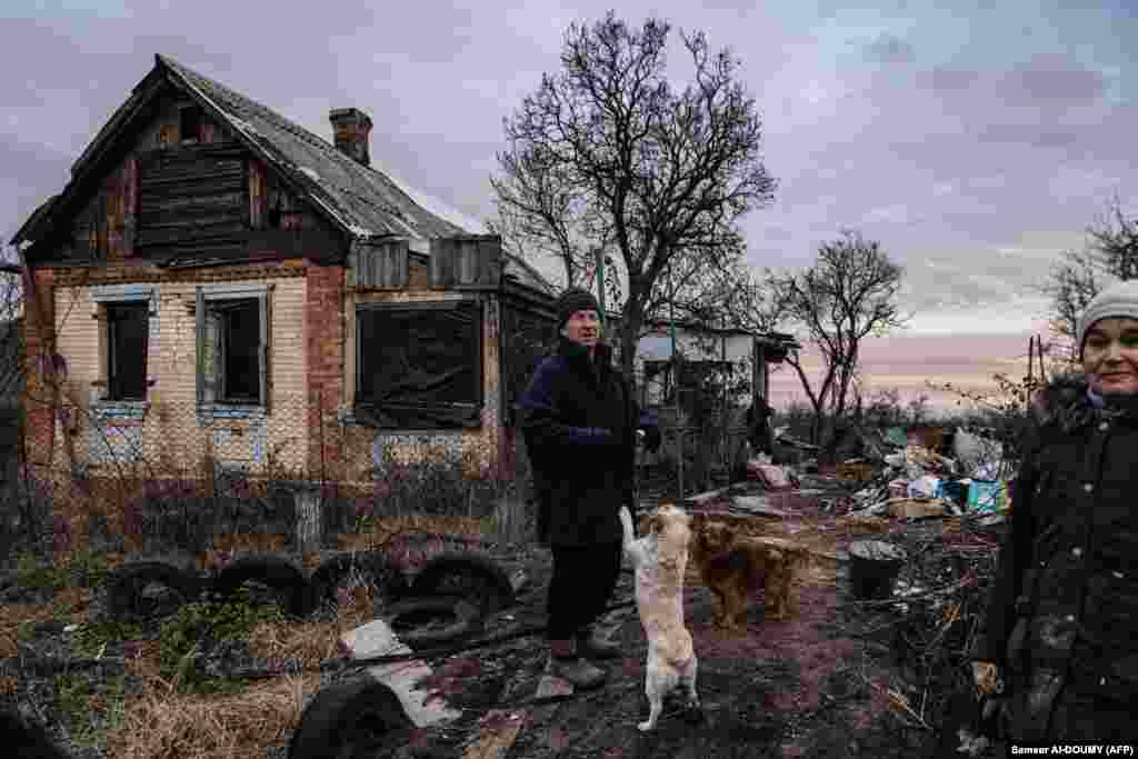 Locuitorii se întorc în locuința lor distrusă de artileria rusă. Organizația Internațională pentru Migrație (OIM) estimează că, la data de 5 decembrie, existau 5,9 milioane de persoane strămutate în interiorul Ucrainei, ceea ce reprezintă o scădere cu 626.000 de persoane față de 26 octombrie.