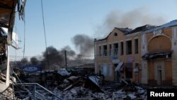 Столбови чад се креваат од рускиот напад за време на 36-часовниот прекин на огнот за православниот Божиќ, прогласен од рускиот претседател Владимир Путин, додека рускиот напад врз Украина продолжува, од градот Бахмут, Украина, во Донбас на фронтот, на 7 јануари 2023 година.