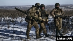 سه سرباز اوکراینی در خط نبرد با اردوی روسیه 