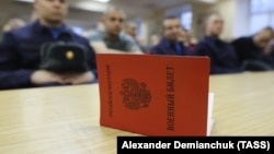 Военный билет на столе на сборном пункте военкомата Ленинградской области.