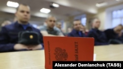 Военный билет на столе на сборном пункте военкомата Ленинградской области в России