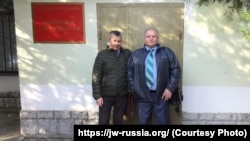 Верующие церкви «Свидетели Иеговы» Александр Литвинюк и Александр Дубовенко возле здания Армянского городского суда
