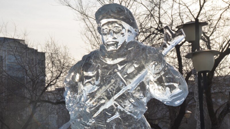 Vatra i led: Poruke militarizovanih novogodišnjih ukrasa u Sibiru