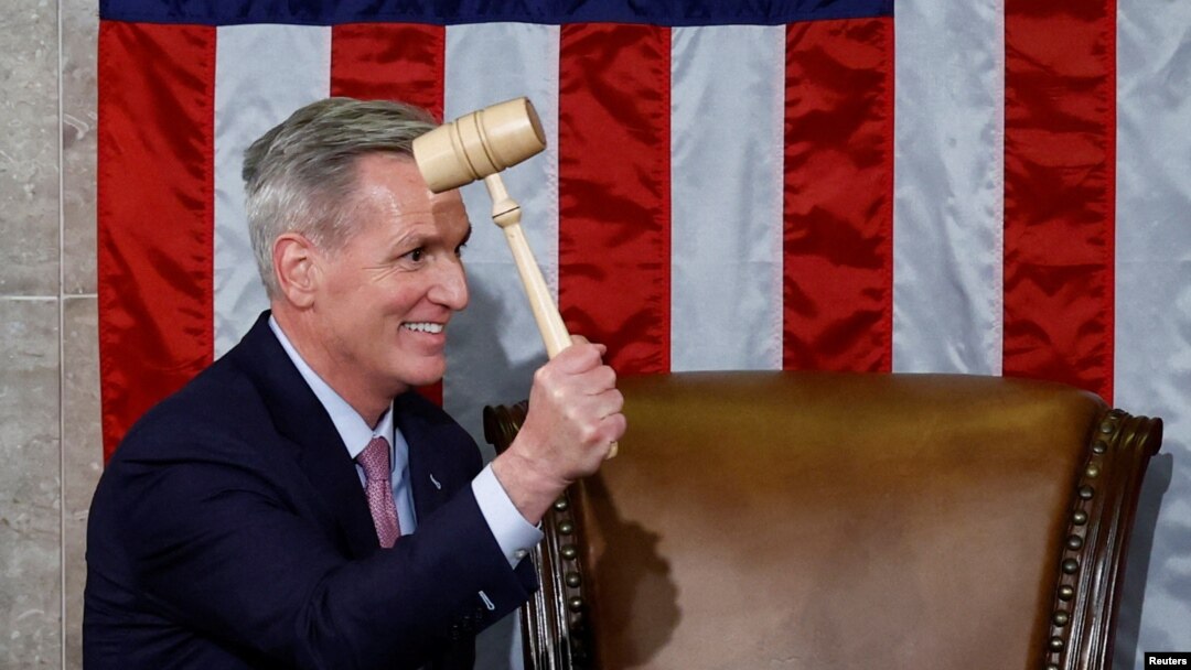 Kevin McCarthy o înlocuieşte pe democrata Nancy Pelosi. Mandatul lui în fruntea Camerei Reprezentașilor va fi unul foarte dificil.