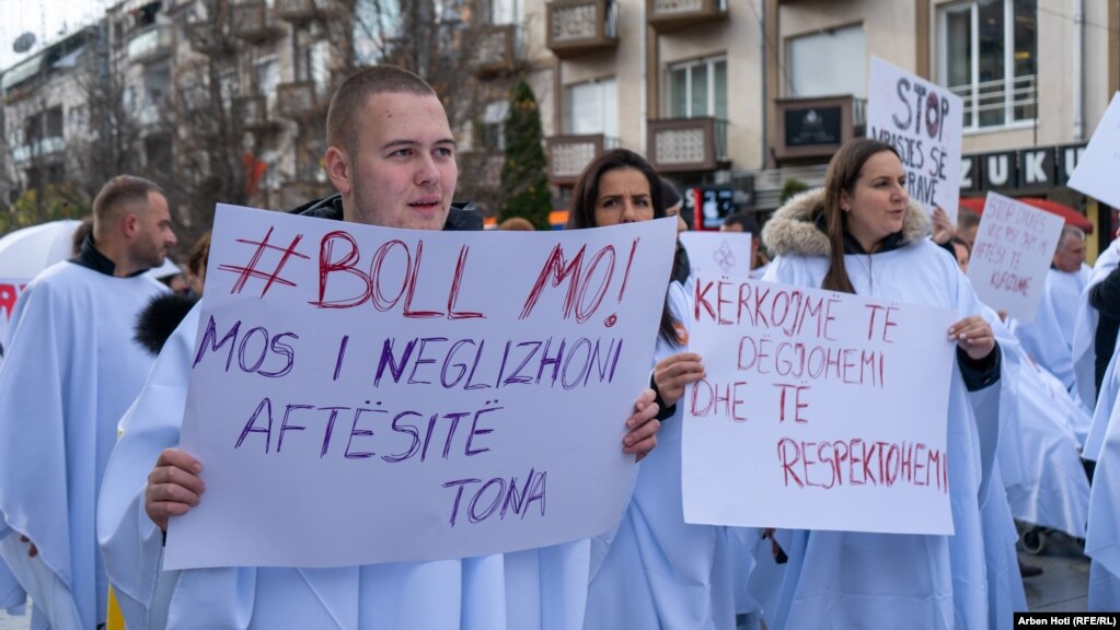 "Mos i neglizhoni aftësitë tona", "Kërkojmë të dëgjohemi dhe të respektohemi", ishin ndër pankartat që u panë gjatë protestës së mbajtur të enjten.  Ndonëse protesta u mbajt në kuadër të fushatës "16 ditë të aktivizmit kundër dhunës me bazë gjinore", asnjë nga përfaqësuesit e institucioneve të Kosovës nuk ishin pjesë e saj.    