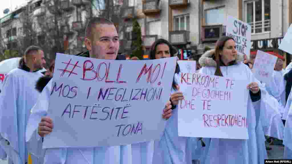 &quot;Mos i neglizhoni aftësitë tona&quot;, &quot;Kërkojmë të dëgjohemi dhe të respektohemi&quot;, ishin ndër pankartat që u panë gjatë protestës së mbajtur të enjten.&nbsp; Ndonëse protesta u mbajt në kuadër të fushatës &quot;16 ditë të aktivizmit kundër dhunës me bazë gjinore&quot;, asnjë nga përfaqësuesit e institucioneve të Kosovës nuk ishin pjesë e saj. &nbsp; &nbsp;