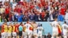 Navijači i igrači reprezentacije Srbije nakon što je napadač Aleksandar Mitrović (9) postigao gol protiv Kameruna u drugom poluvremenu utakmice grupne faze na Svetskom prvenstvu 2022. na stadionu Al Janoub, Katar