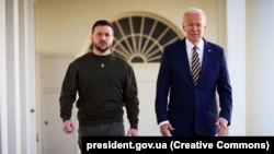 Ukrayına prezidenri Volodımır Zelenskıy (soldan) ve ABD prezidenti Joe Biden. Washington, 2022 senesi dekabrniñ 21-si