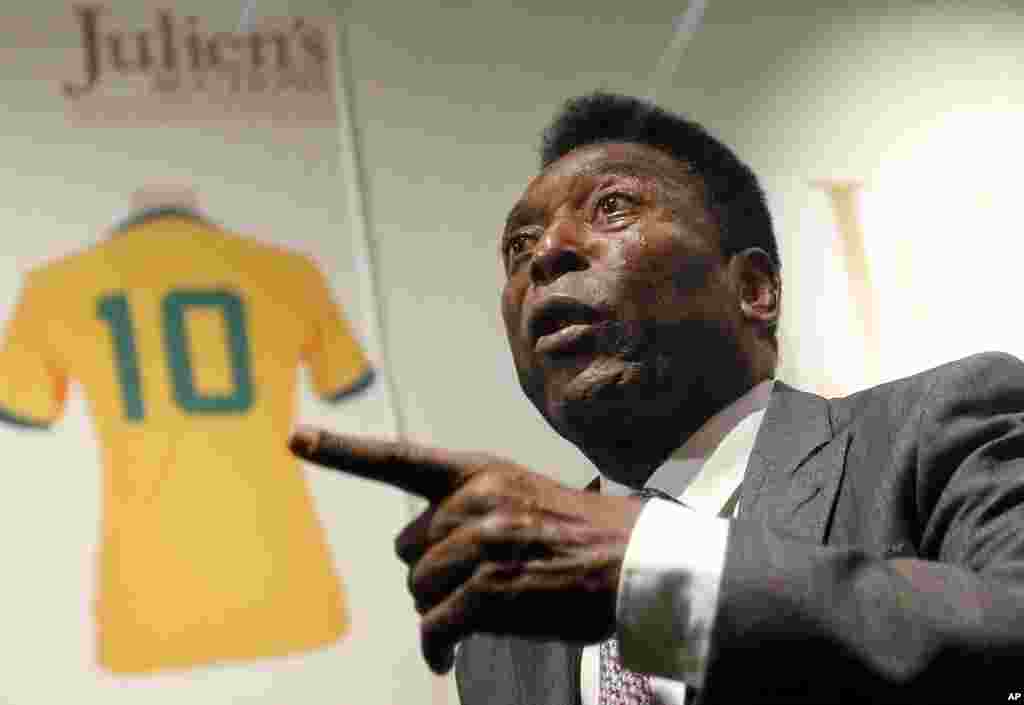 Edson Arantes do Nascimento, i njohur si Pelé, veshi fanellën e famshme me 10-sh në shpinë, pasi iu caktua ky numër gjatë Kupës së Botës më 1958.