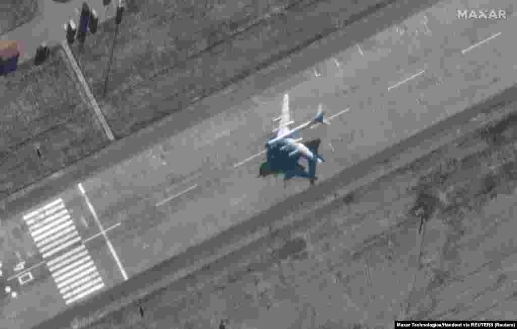 Szaratov legalább hatszáz kilométerre van a legközelebbi ukrán területtől. Az orosz közösségi médiában azt találgatják, hogy Ukrajna képes volna-e Moszkvára is csapást mérni. A műholdfelvételen egy orosz bombázó készül felszállni az Engels katonai légi bázisról december 3-án