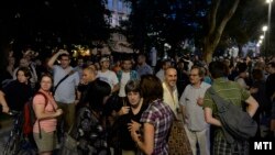 Az Ökotárs Alapítvány szimpatizánsai tüntetnek a budapesti Petőfi téren 2014. szeptember 8-án