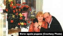 Іван Гвать з дружиною Евеліною в Київському бюро Радіо Свобода. Подружжя працювало тут в 1995-1998-му роках