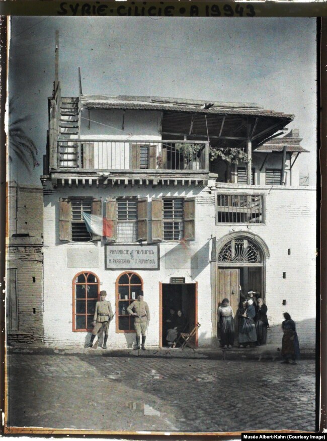 Burra të armatosur të cilët siç duket ruanin një farmaci armene në Adana, në Turqinë lindore të sotme, në vitin 1919. Përshkrimi origjinal thotë: "Siria, Adana, Farmacia armene".