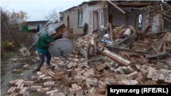 Таврійське, Херсонська обл. Житель Таврійського Костянтин Баранов на руїнах власного будинку. Листопад 2022 року