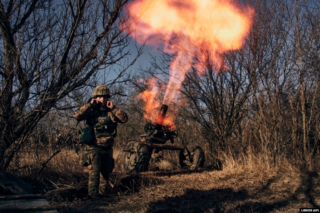 Українські військові ведуть вогонь з французького міномета MO-120 RT-6 по позиціях російських військ біля Бахмута
