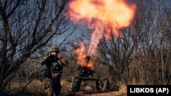 Ushtarë ukrainas gjuajnë drejt pozicioneve ruse në vijën e frontit në rajonin Donetsk, Ukrainë, 6 dhjetor 2022.