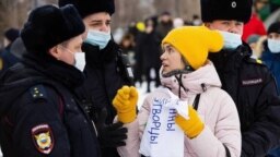 Анна Чагина на антивоенной акции в Томске, 6 марта 2022 года. Фото – Дмитрий Кандинский/vtomske.ru