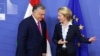 Ursula von der Leyen (j), az Európai Bizottság elnöke Orbán Viktor miniszterelnököt fogadja Brüsszelben 2020. február 3-án