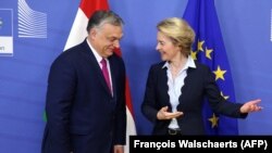 Președinta Comisiei Europene, Ursula von der Leyen, îl întâmpină pe prim-ministrul Ungariei, Viktor Orban, înainte de întâlnirea lor la sediul UE din Bruxelles, februarie 2020.