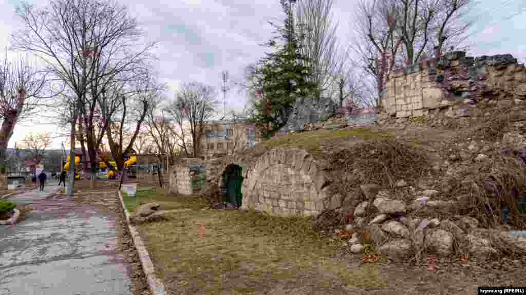 Главная историческая достопримечательность города &ndash; руины средневекового караван-сарая в парке Таш-Хан