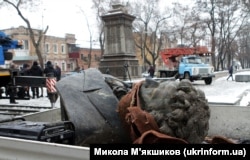 Во время демонтажа памятника российскому поэту Александру Пушкину в городе Днепр, 16 декабря 2022 года
