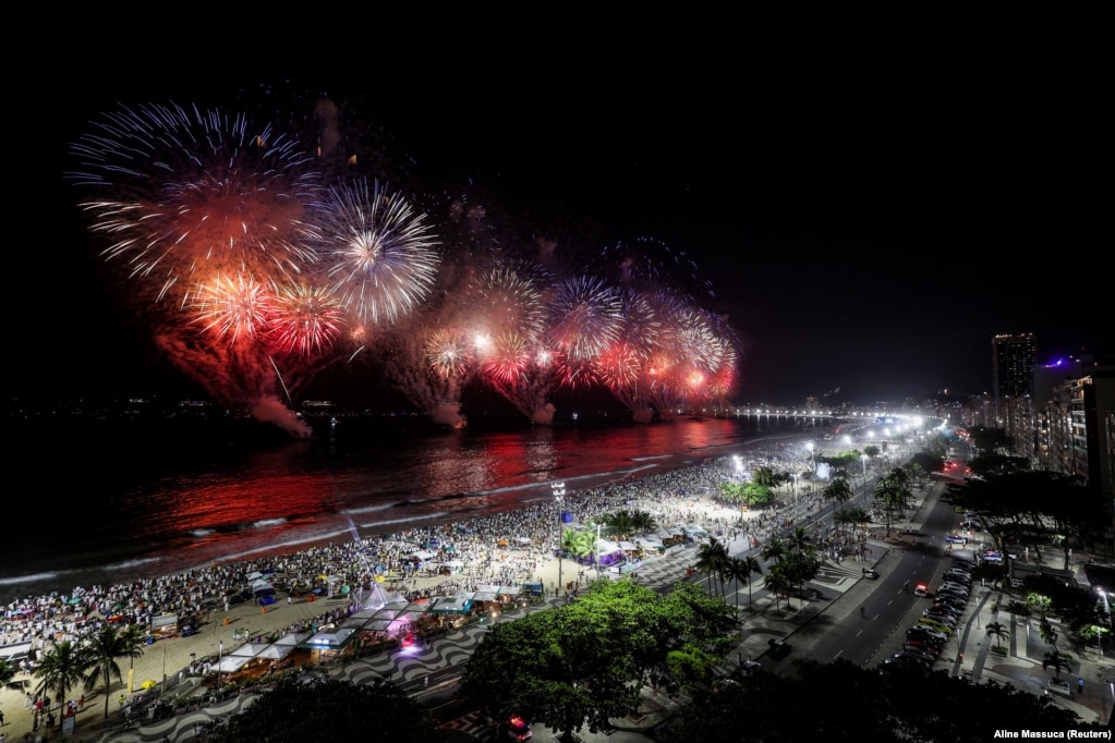 Spektakël fishekzjarrësh në plazhin Kopakabana të Rio de Zhaneiros në Brazil.&nbsp;