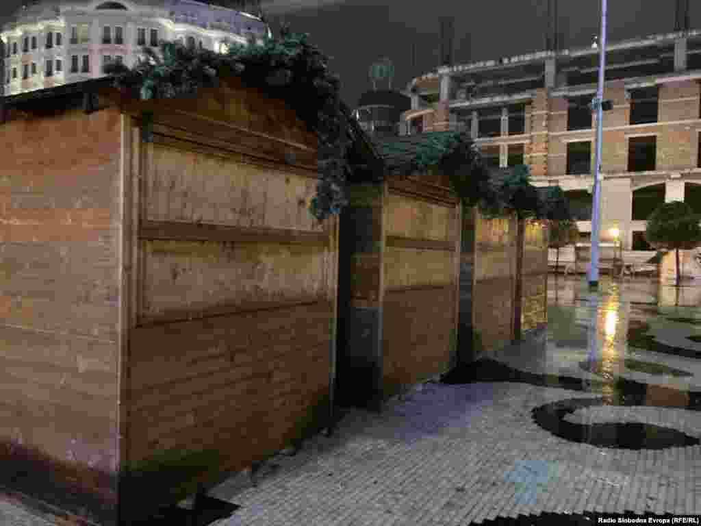 Поставување на украснио осветлување во Скопје за дочекот на Новата година 2022 година и новогодишни куќарки-штандови на плоштадот &bdquo;Македонија&ldquo; на 14 декември 2022