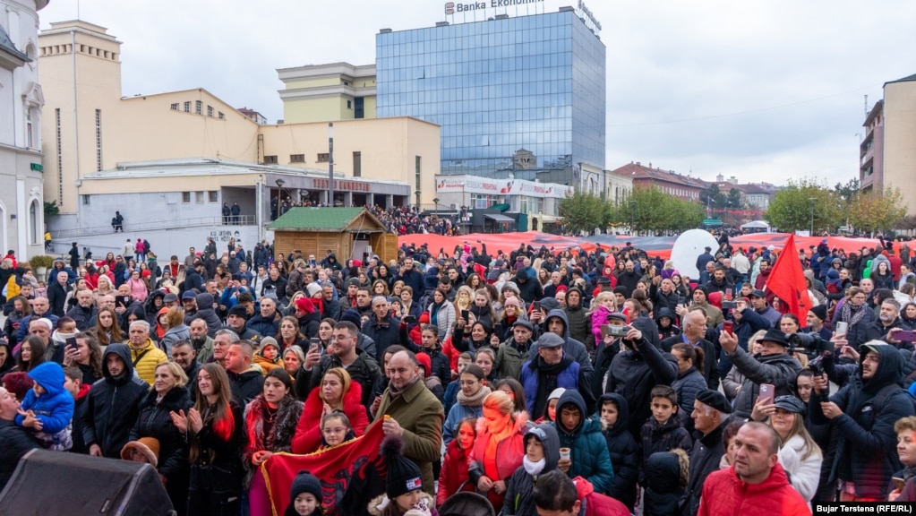 Qytetarë të shumtë kishin dalë në shesh për të festuar shënimin e 110-vjetorit të Pavarësisë së Shqipërisë.&nbsp;