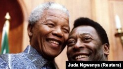Pelé és Nelson Mandela Dél-Afrikában 1995. március 14-én