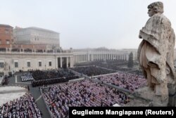 Njerëzit e mbledhur në Sheshin e Shën Pjetrit në Vatikan. 5 janar 2023.
