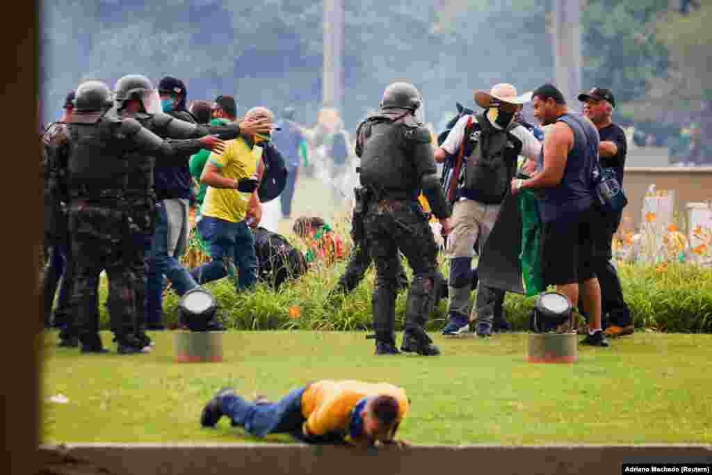 Forcat e sigurisë duke u përballur me demonstruesit kundër presidentit Lula, para Kongresit brazilian, në Brazili, më 8 janar 2023.