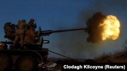 Украинские военные стреляют из зенитной установки на окраине Бахмута, 10 января 2023 года