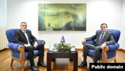 Kosovski premijer Aljbin Kurti (desno) i novoizabrani ministar za zajednice i povratak Nenad Rašić (levo), Priština.