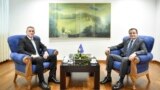 Kryeministri i Kosovës, Albin Kurti (djathtas) me kryetarin e Partisë Demokratike Progresive, Nenad Rashiq.